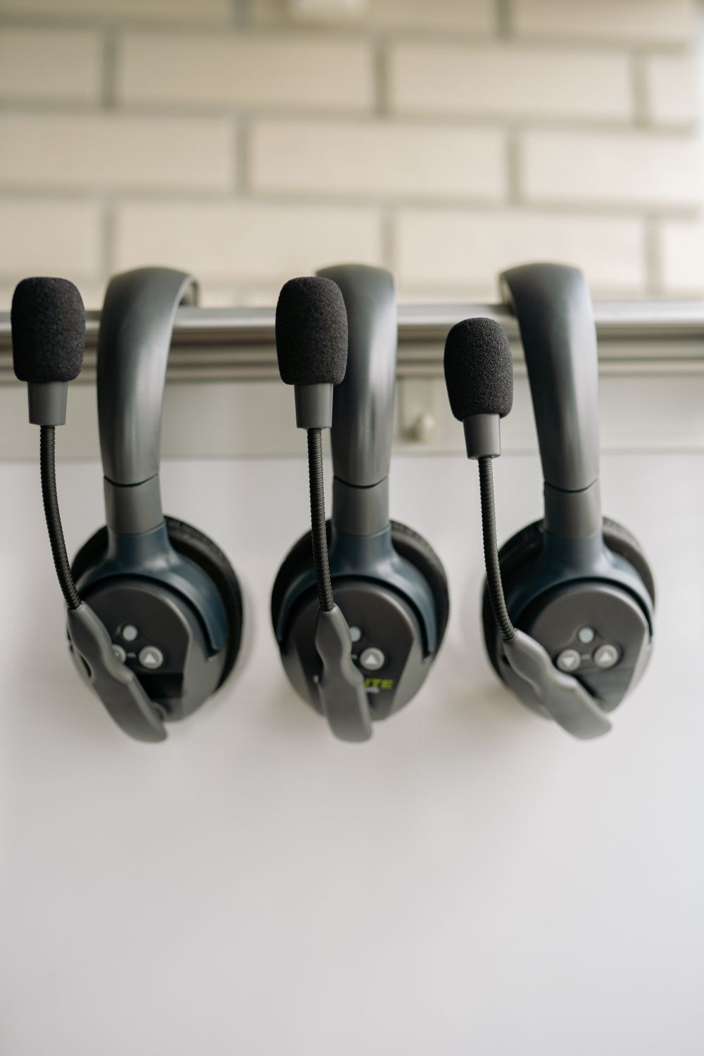 Casques d'interprétation alignés sur un support, prêts pour une séance en cabine