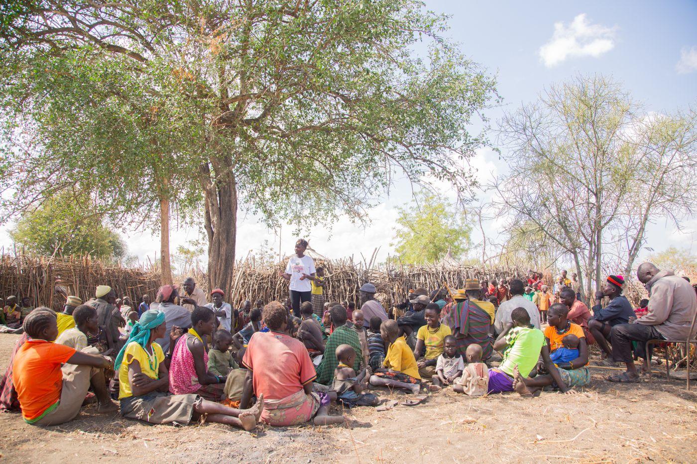 Assemblée villageoise réunie sous un arbre